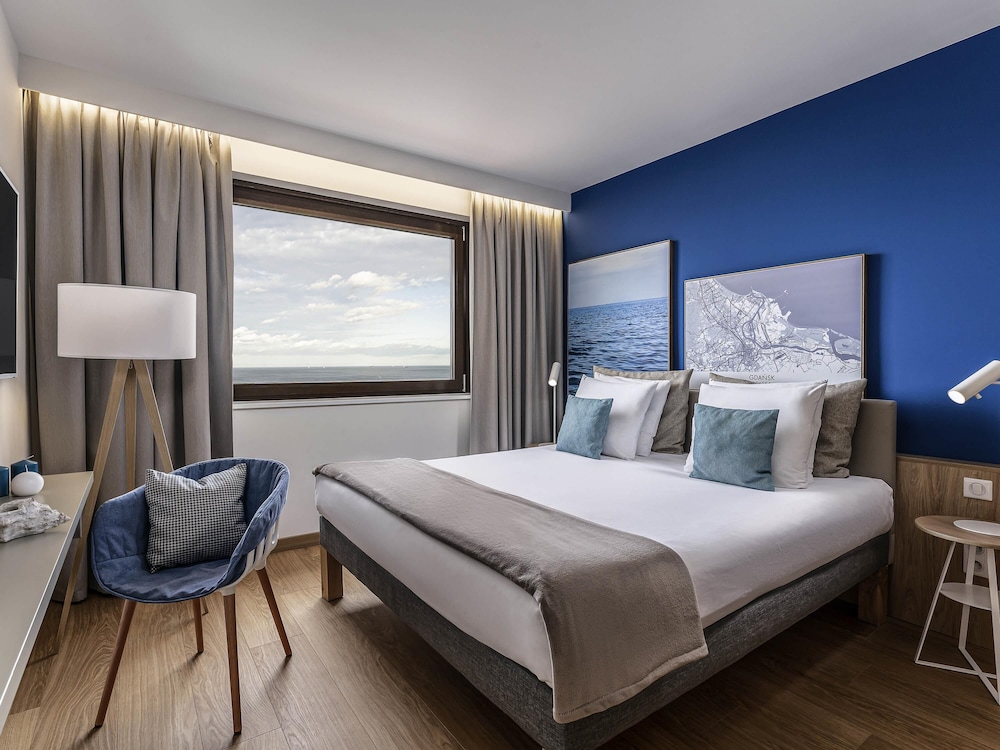 Suite, 1 Queen Bed thumbnail 5