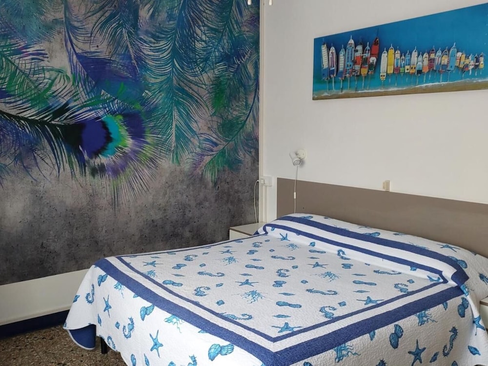 Classic Room, 1 Queen Bed, Private Bathroom photo 3