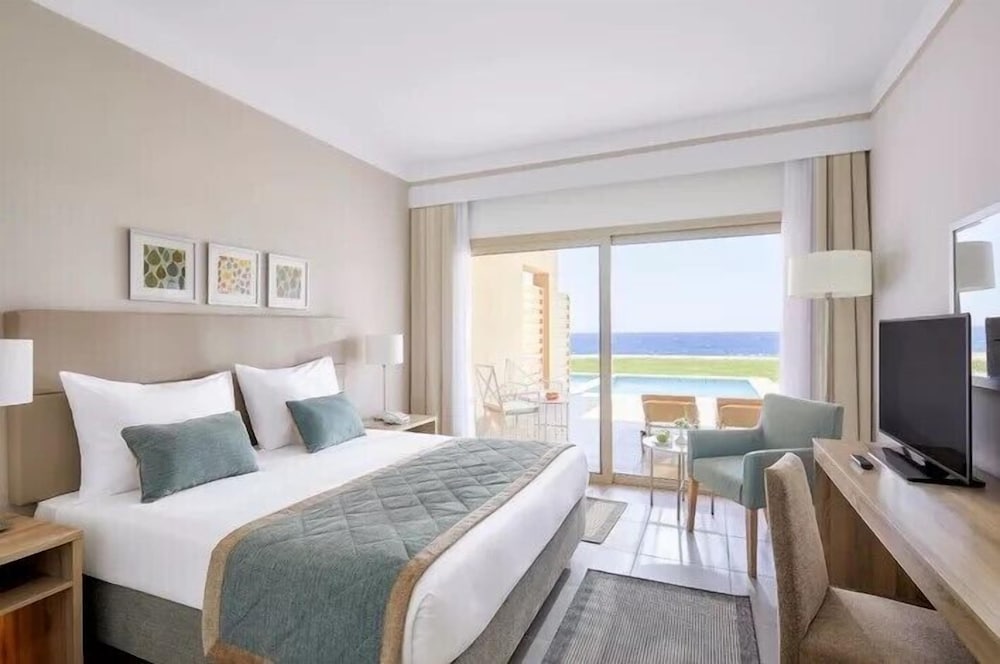 Junior Suite, Private Pool, Pool View (Family, Queen Bed)