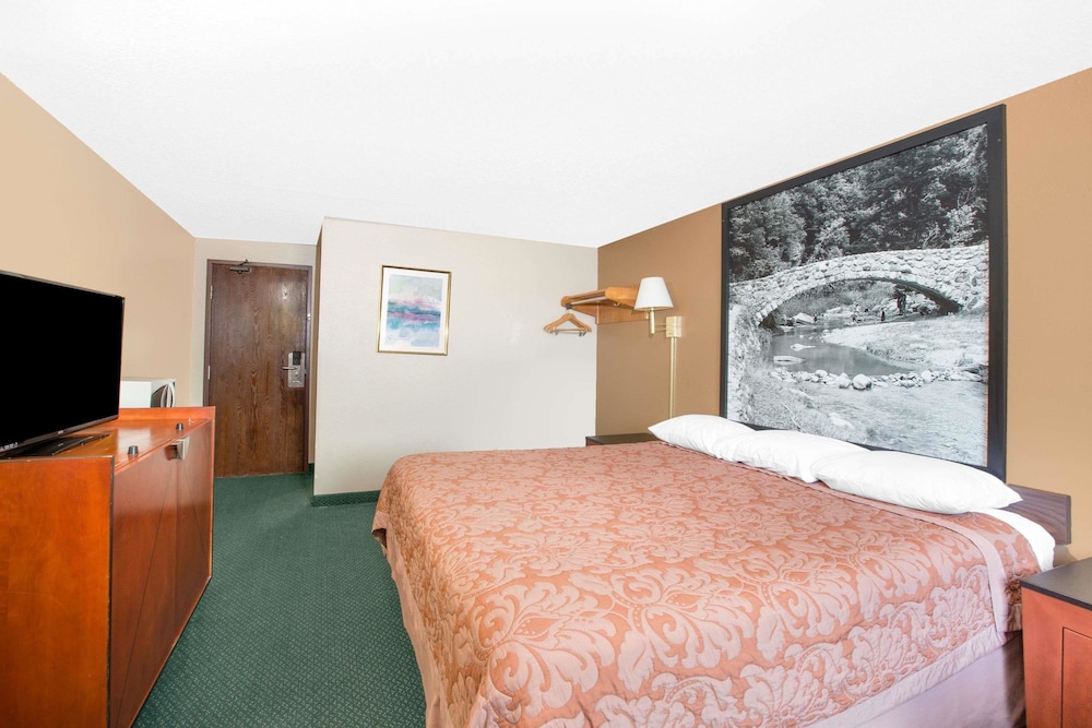 Standard Room, 1 King Bed - Photo 2