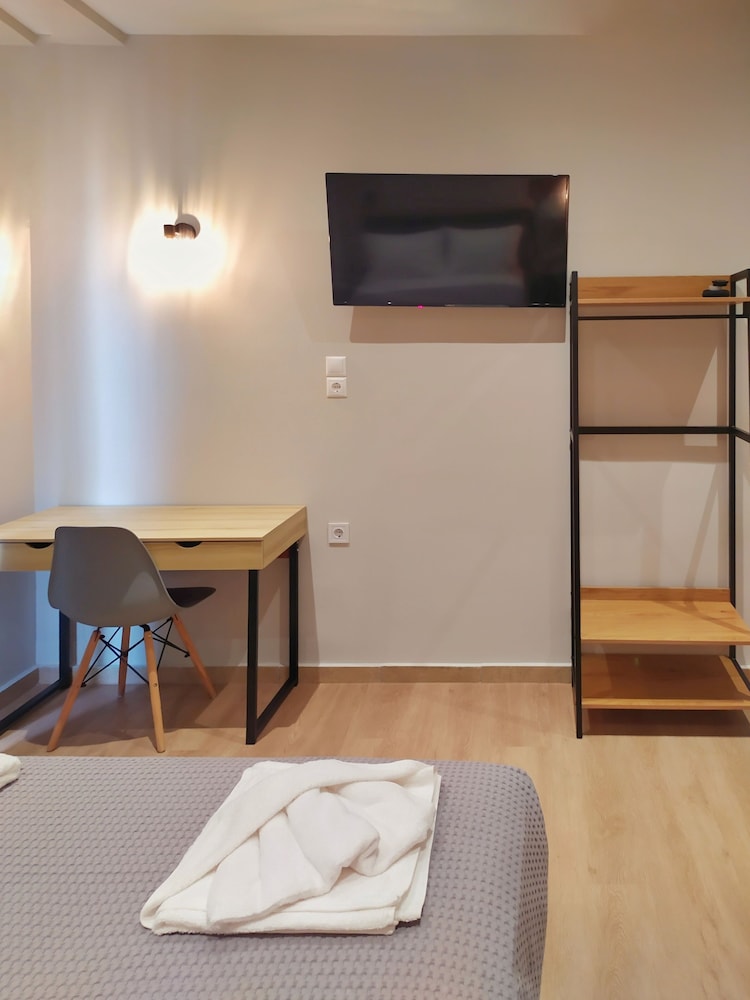 Economy Triple Room photo 2