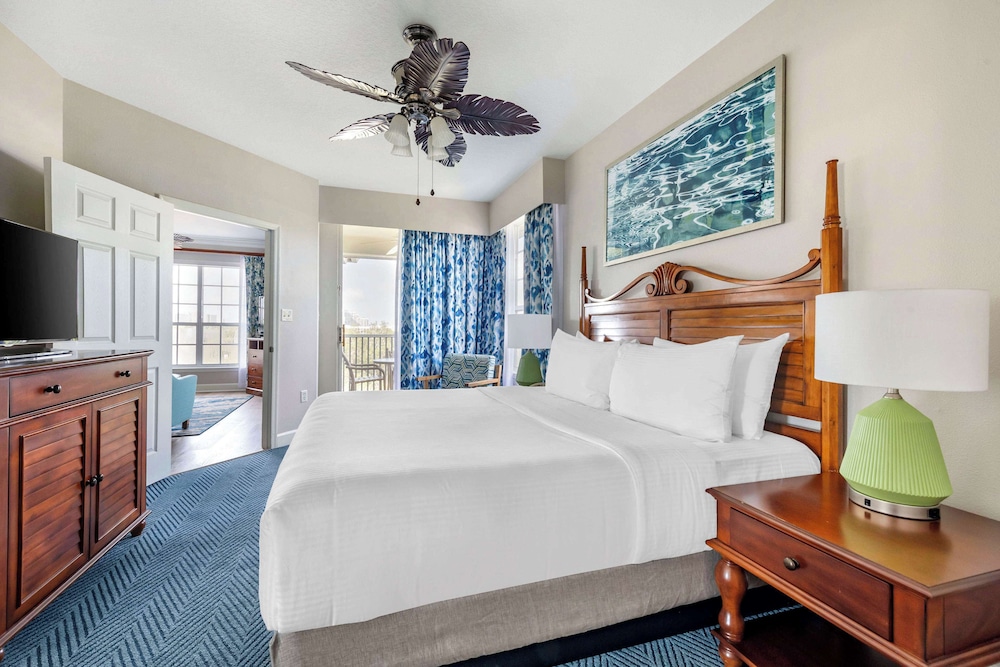 2 Bedroom 1 King 2 Twins Suite Accessible Tub
