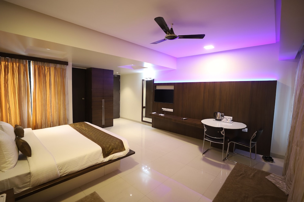 Suite Room - Photo 11