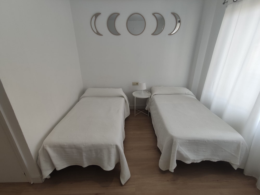 Twin Room - Photo 2