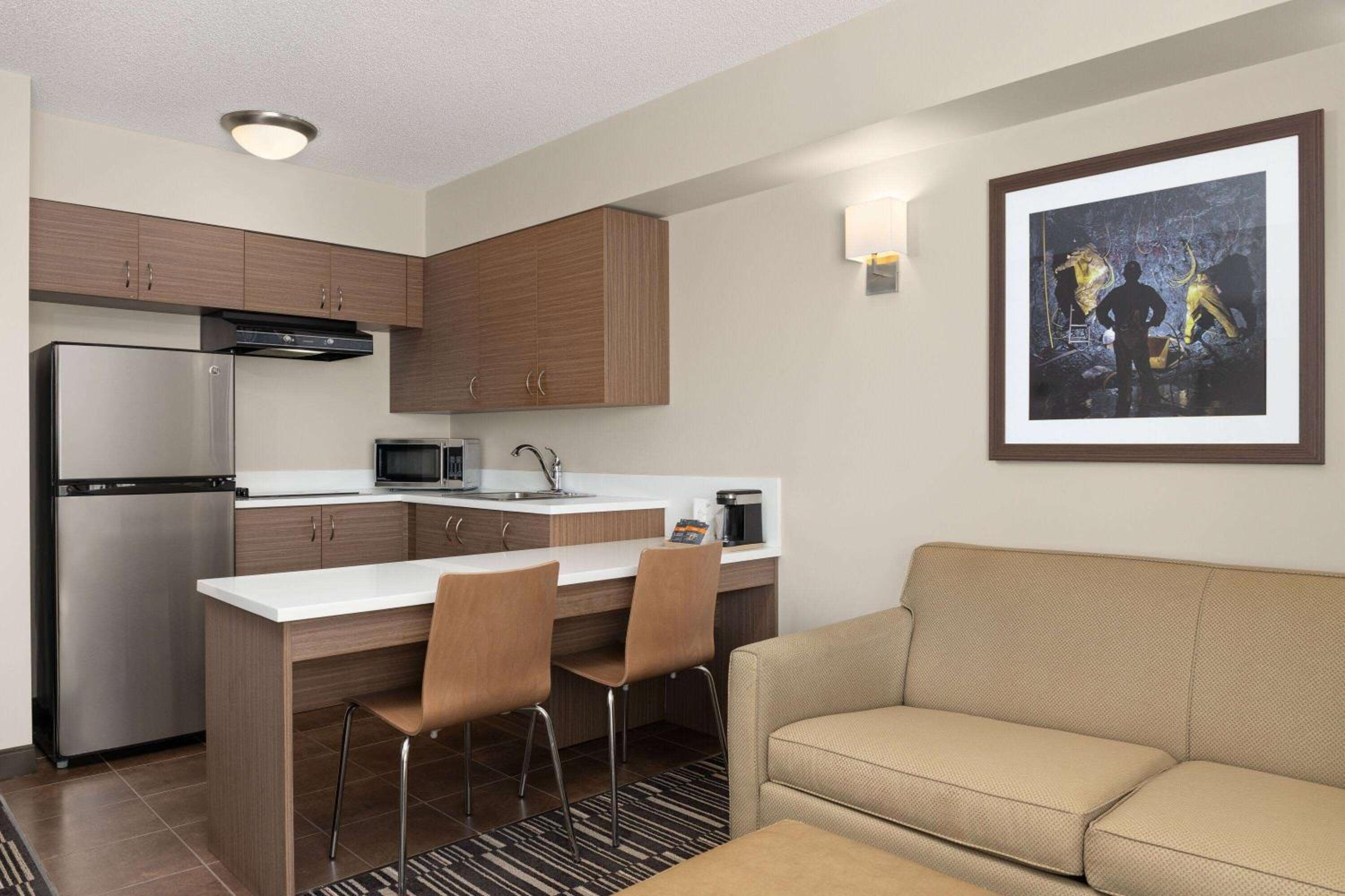 Deluxe Queen Suite - Non-Smoking photo 3