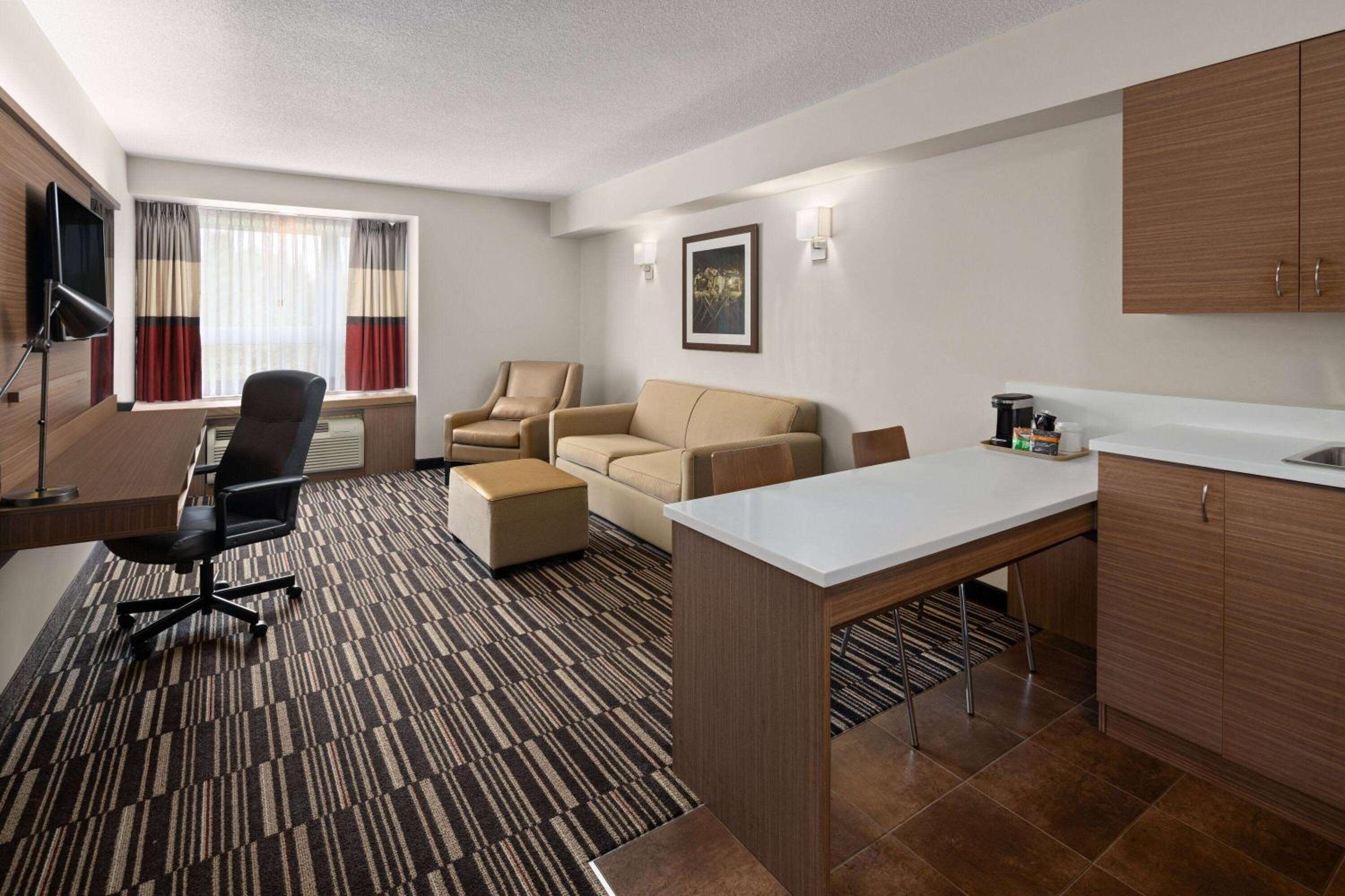 Superior Queen Suite - Non-Smoking photo 2