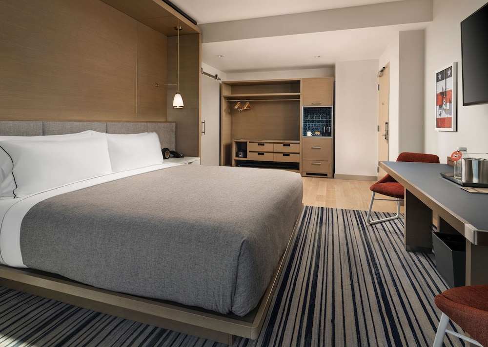 Room, 1 King Bed, Accessible (Mobility & Hearing, Roll-in Shower)