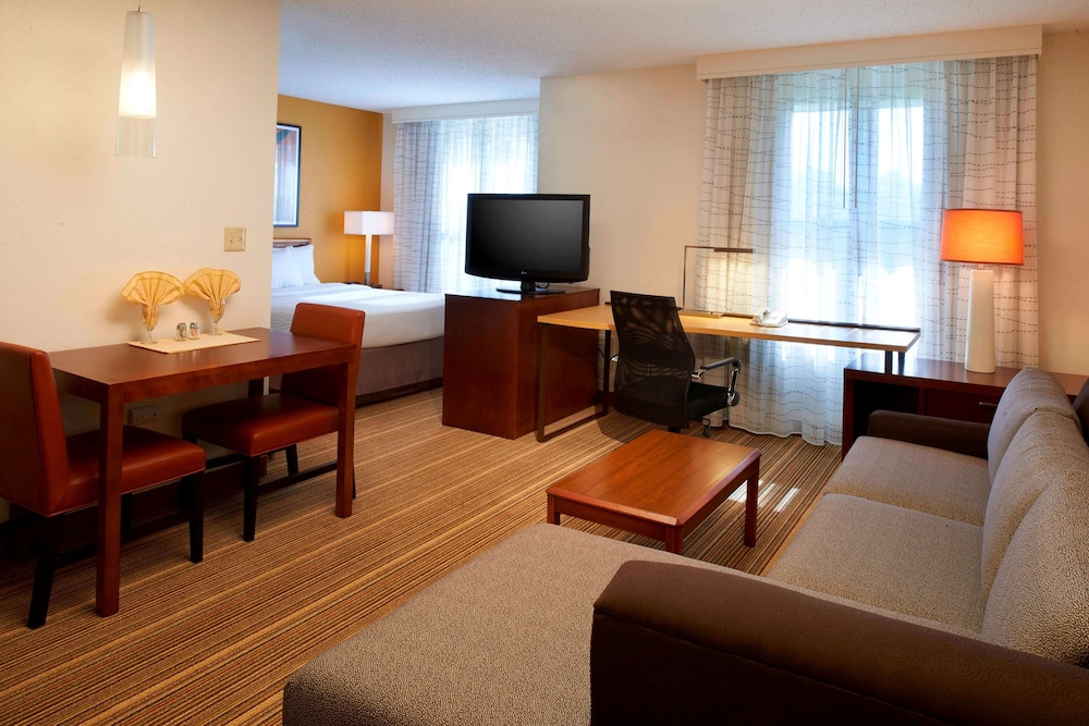 Deluxe Room, 1 Queen Bed with Sofa bed (Studio) - Photo 1