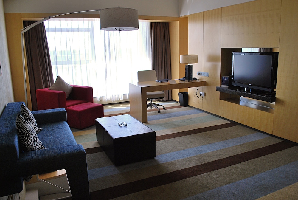 Junior Suite, 1 King Bed, Club Lounge Access - Photo 3