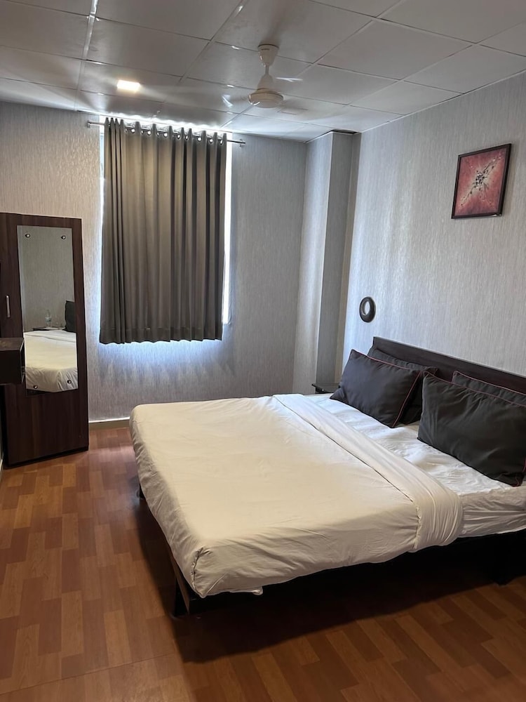 Deluxe Room - Photo 5