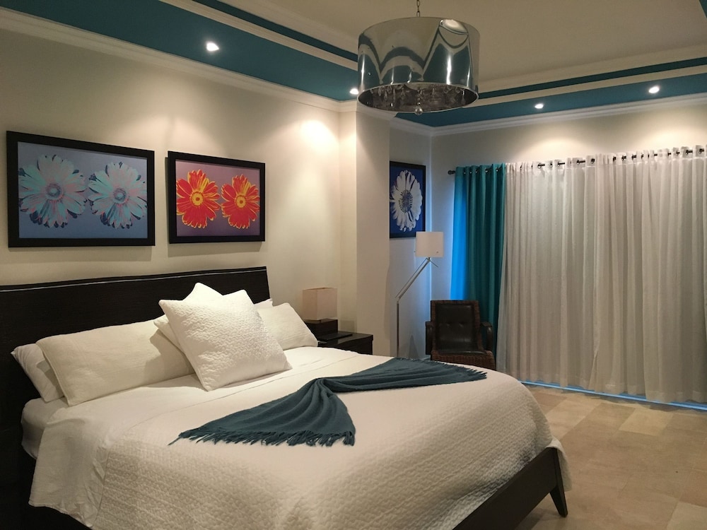 Luxury Apartment, 2 Bedrooms, Marina View, Jacuzzi and Housekeeping Included