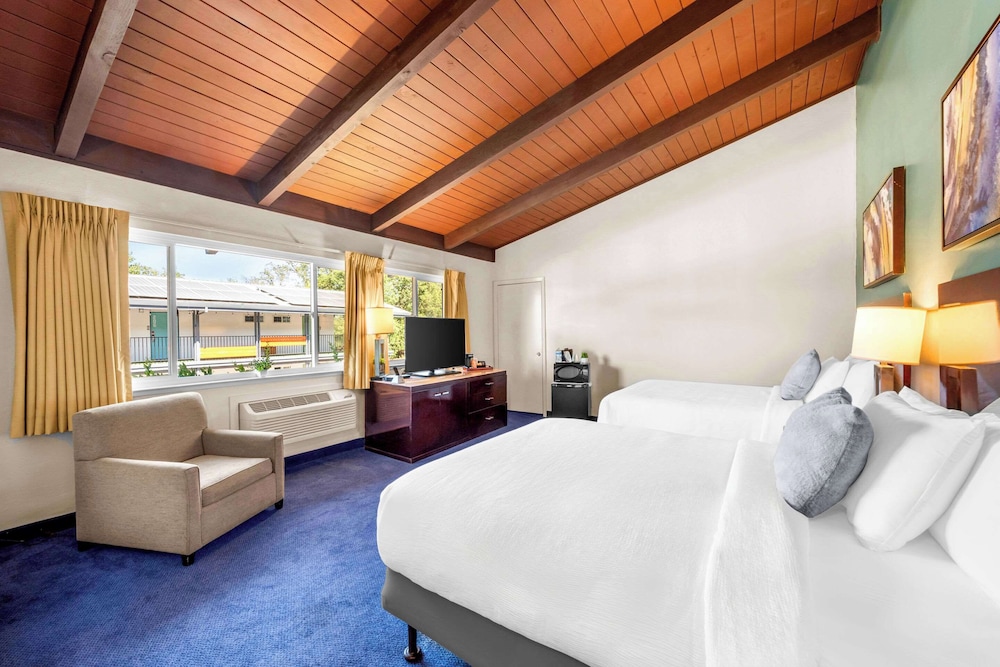 Suite, 2 Double Beds, Non Smoking - Photo 1