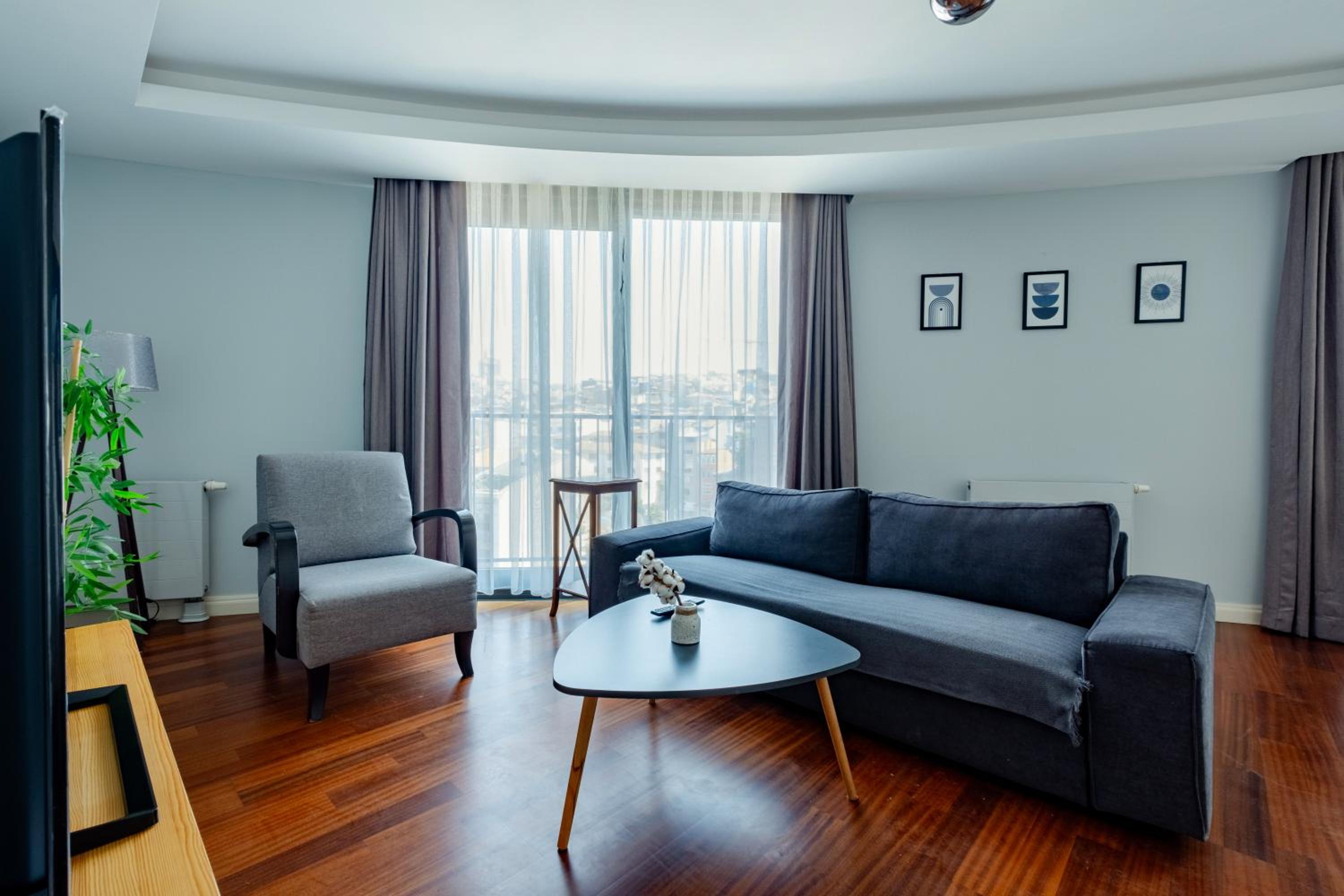 One-Bedroom Apartment photo 1
