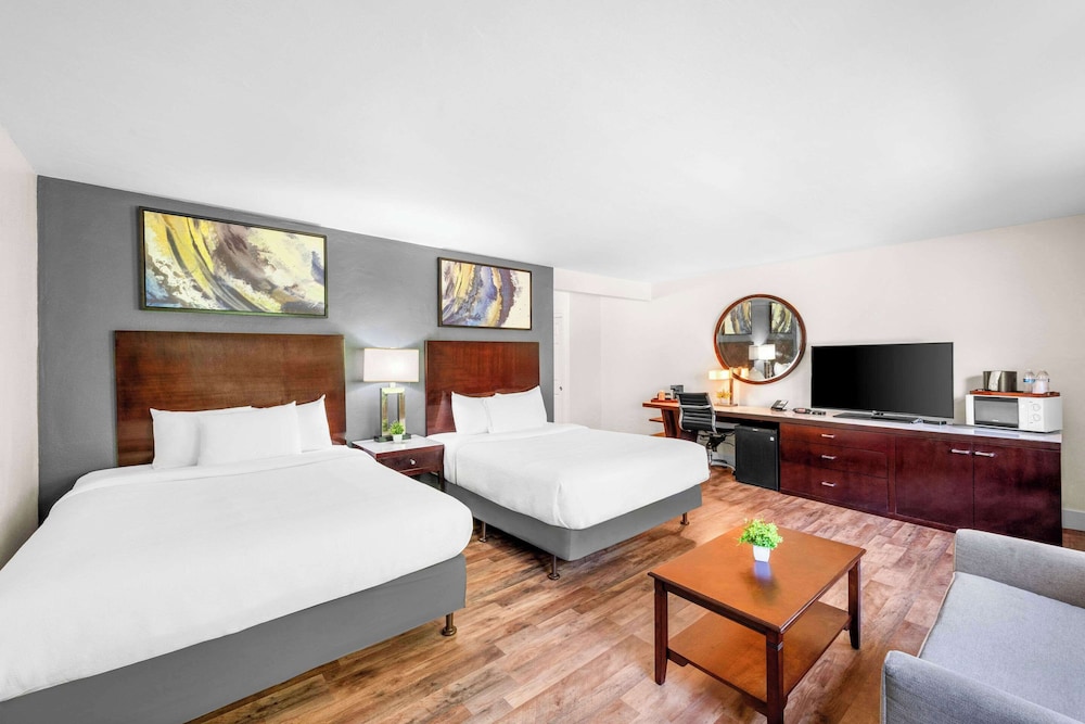 Standard Room, 2 Queen Beds, Non Smoking - Photo 2