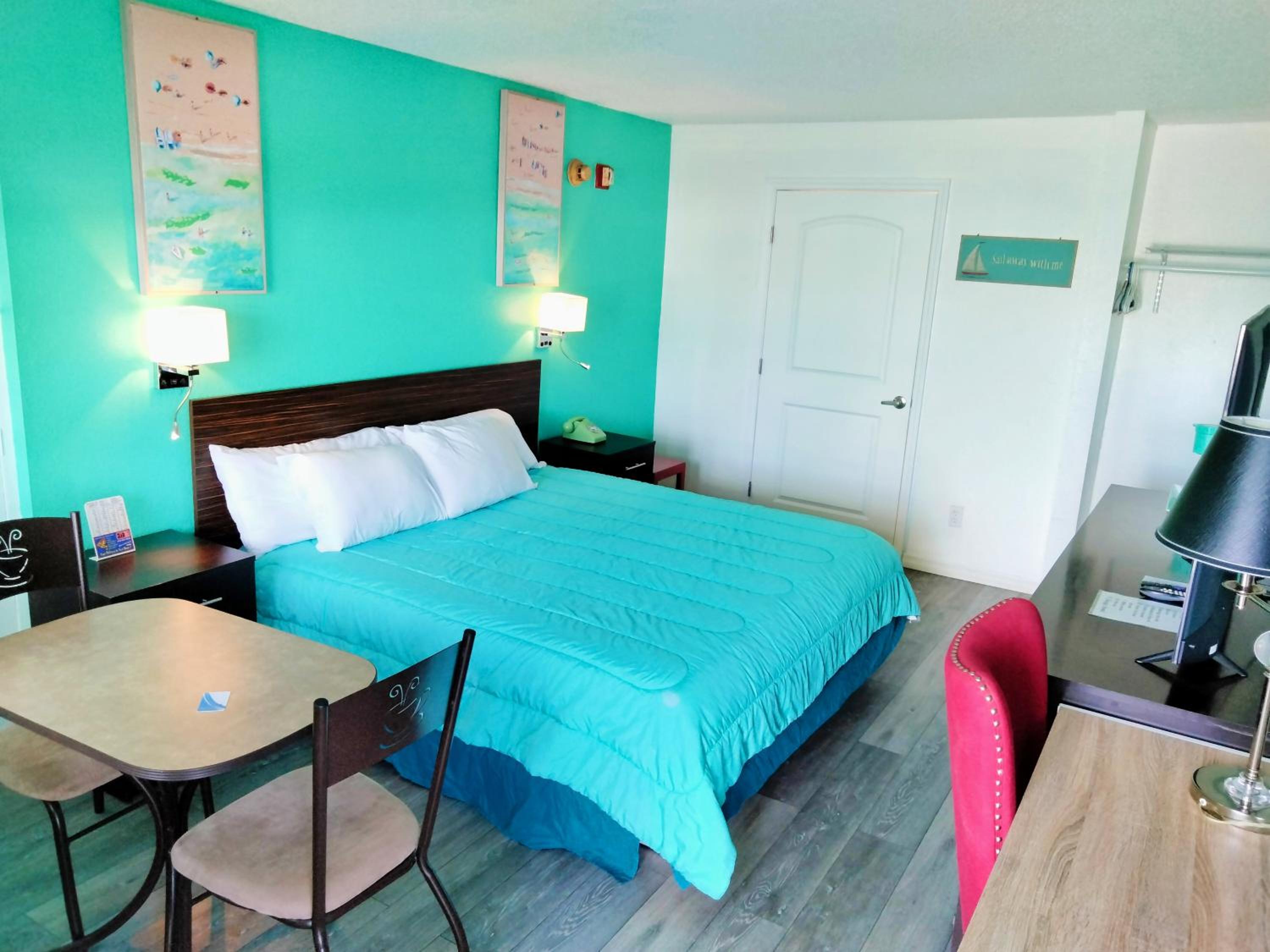 King Room With Roll-In Shower - Disability Access