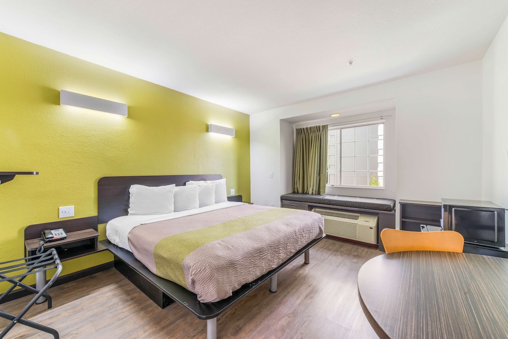 Standard Room, 1 Queen Bed, Non Smoking - Photo 2