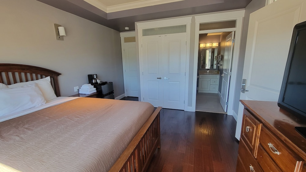 Queen Room Balcony Suite photo 2