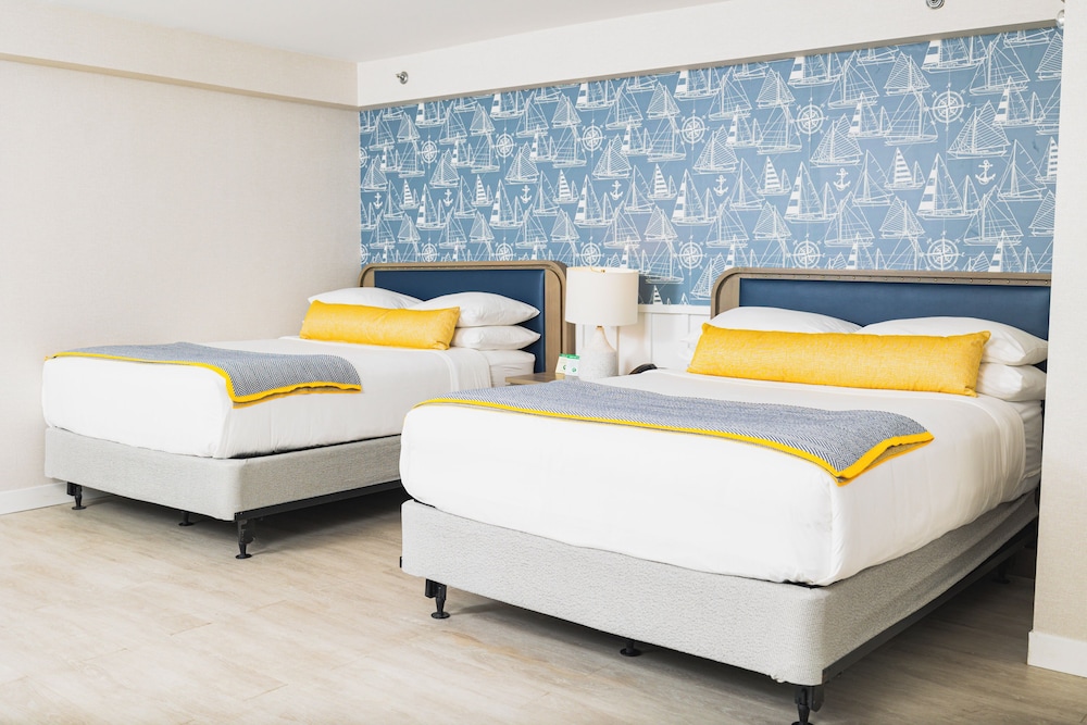 Standard Double Room, 2 Queen Beds, Bathtub Grab Bars, City View - Photo 3