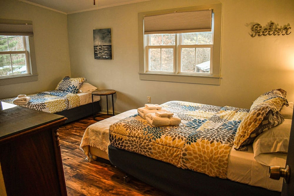 Family Room, Multiple Beds photo 1