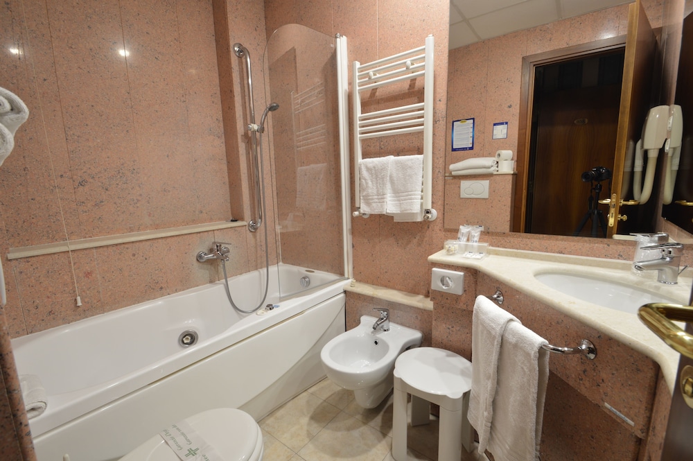 Superior Double or Twin Room (vasca idromassaggio) thumbnail 6