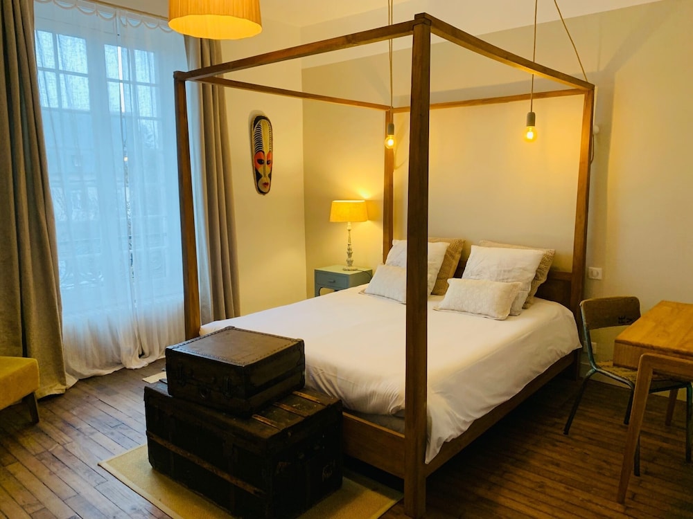 Double Room, Ensuite, City View (Lit a Baldaquin)