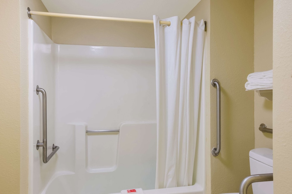 Room, 1 King Bed, Accessible, Non Smoking - Photo 8