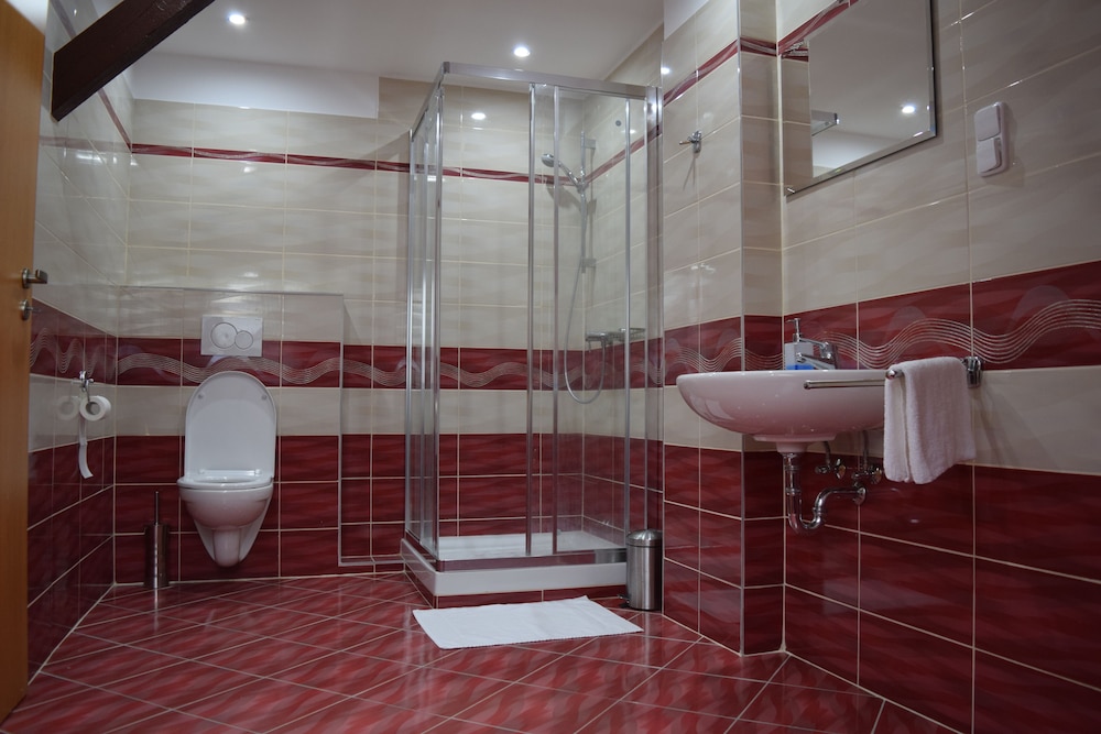Premier Quadruple Room, 1 Bedroom, Ensuite photo 3