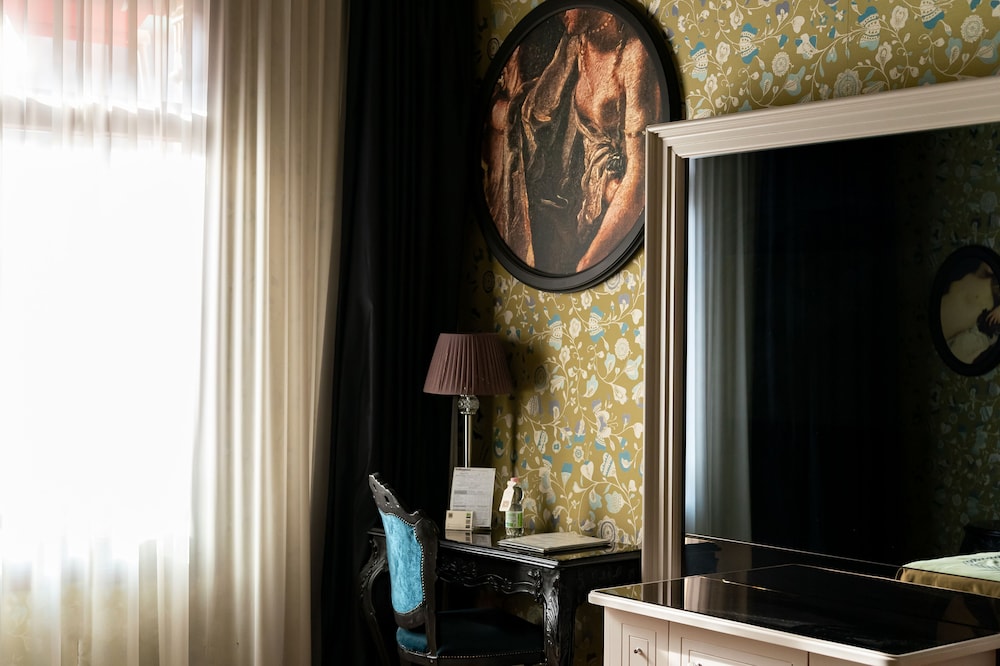 Suite, Canal View thumbnail 5