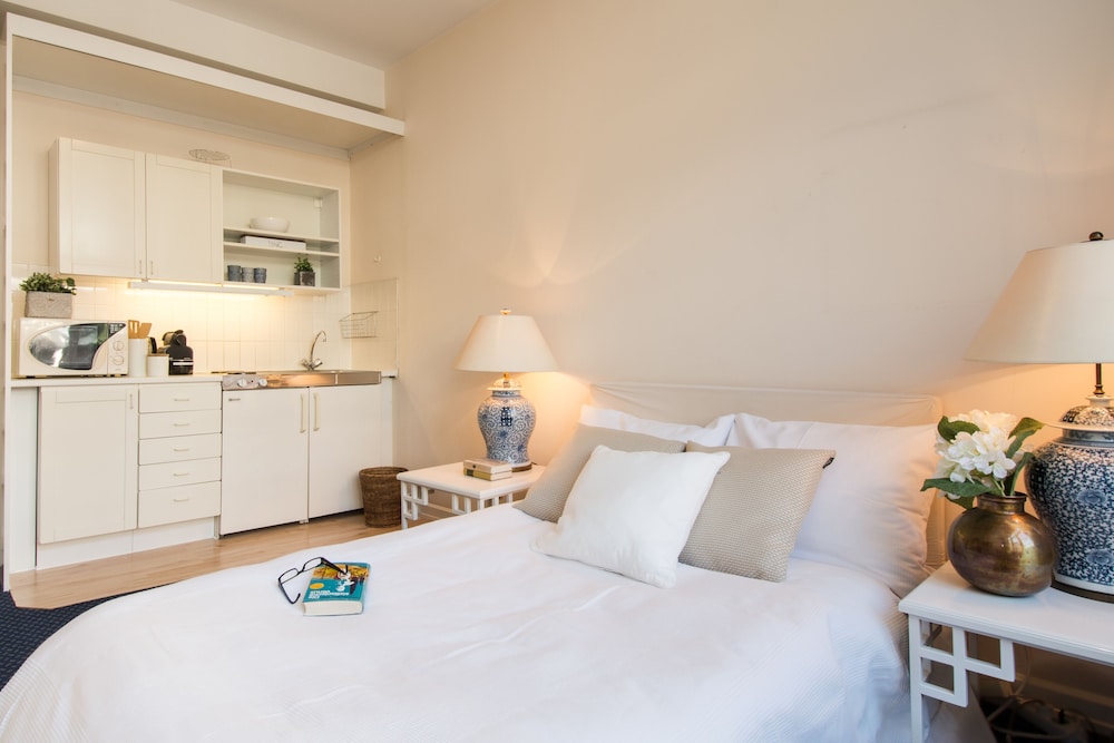 Carl Suites small