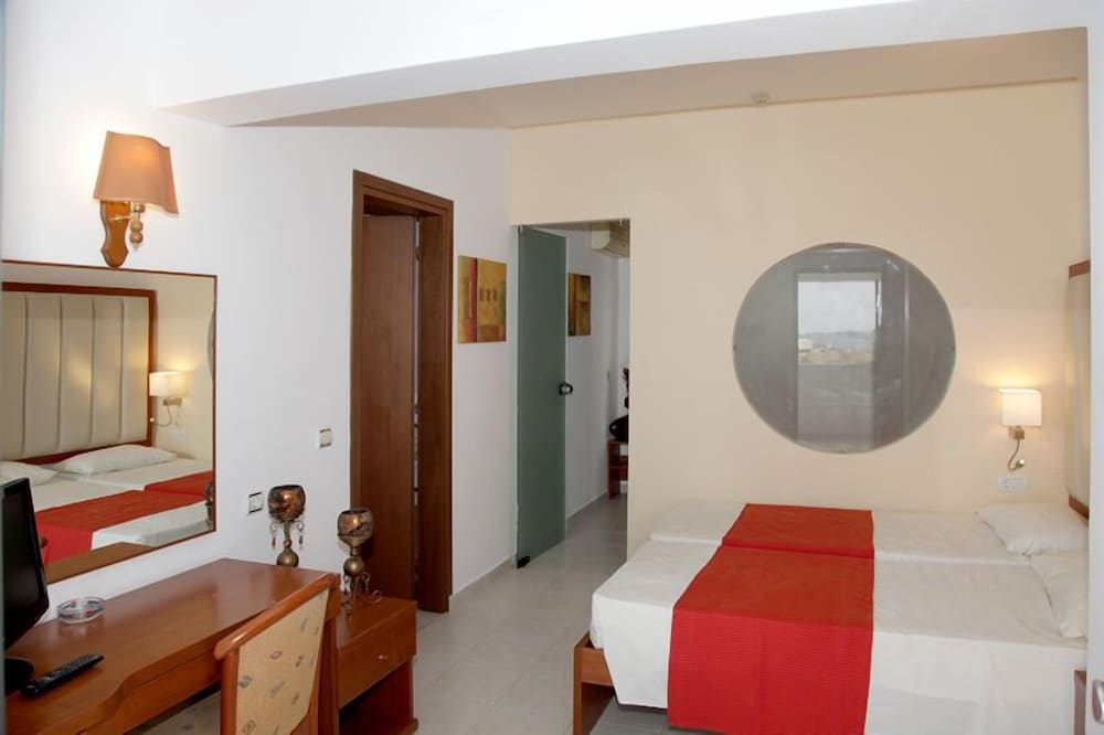 Family Room, 2 Bedrooms photo 2