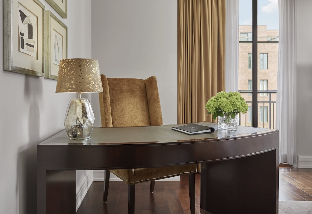 Premier Room, 1 King Bed, Corner