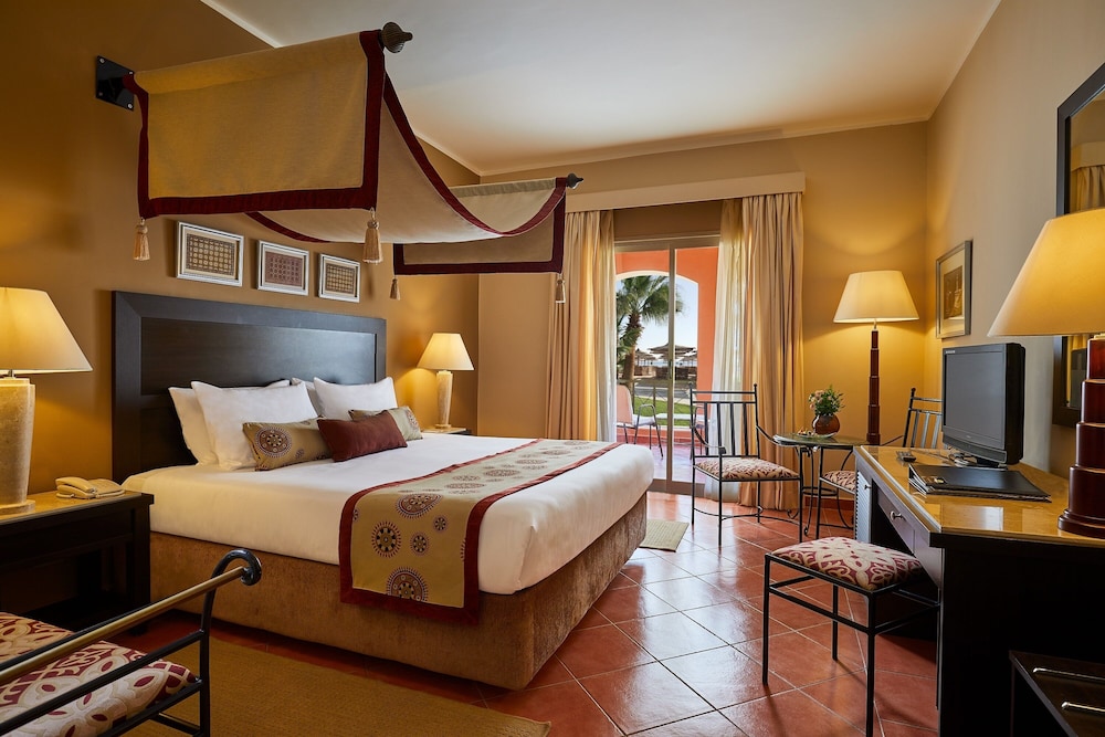 Junior Suite, 1 Queen Bed, Garden View