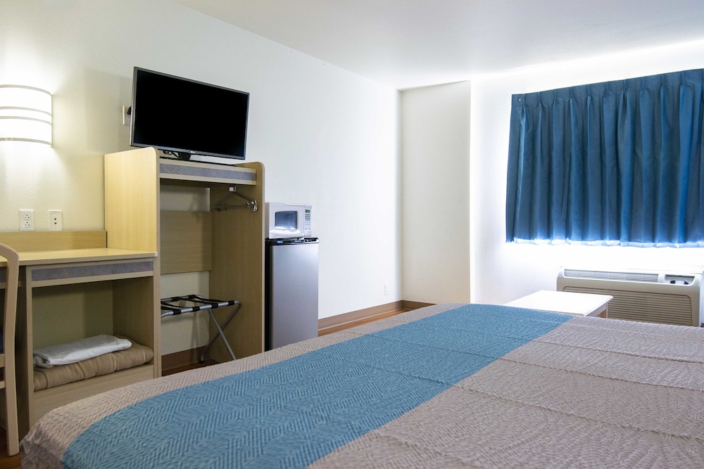 Standard Room, 1 King Bed, Non Smoking photo 2