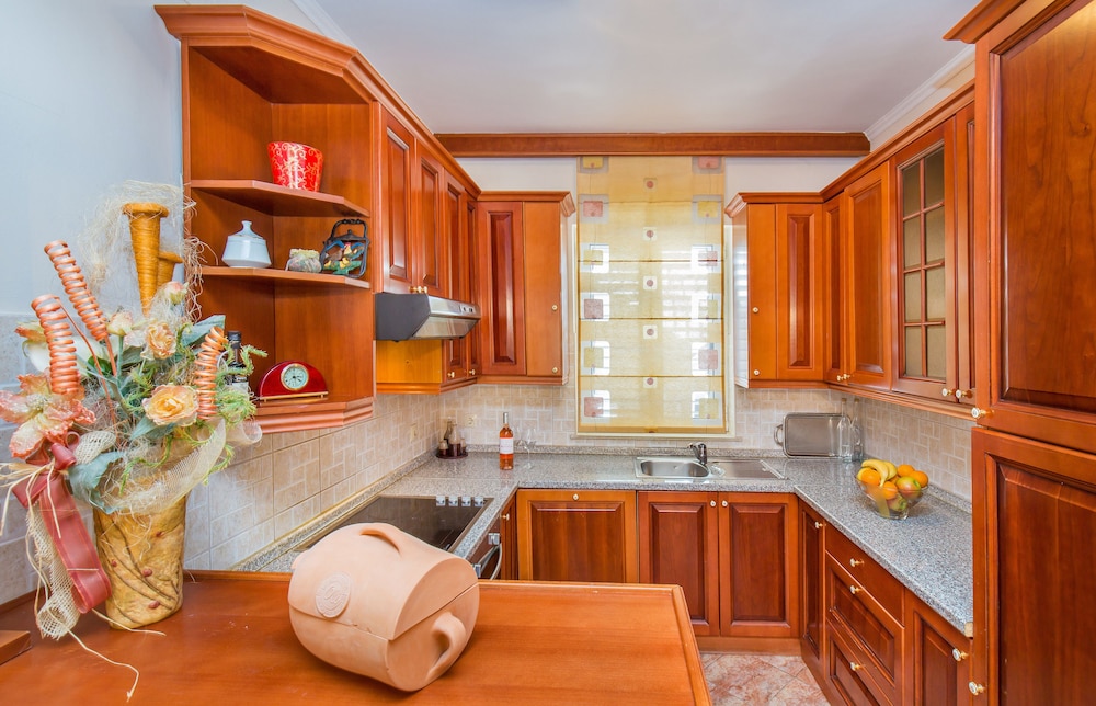 Classic Apartment, 2 Bedrooms, Kitchen thumbnail 6