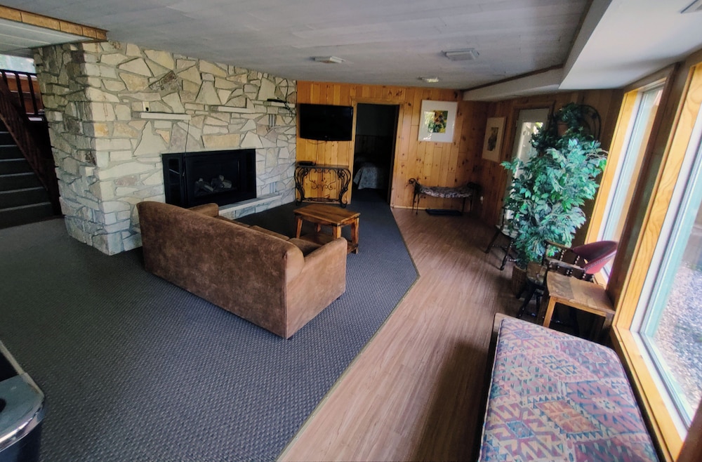 Big Pine Lodge, 6 Bedrooms, 4 Bath, No Smoking, No Pets