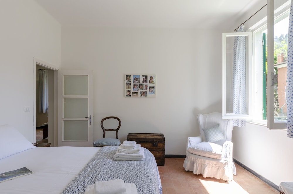 Room (VIP - High Performing 2PC room (TV Ne)