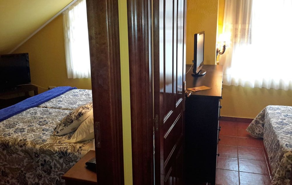 Family Quadruple Room, 2 Bedrooms, Valley View photo 3