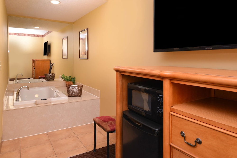 Suite, 1 King Bed, Non Smoking, Jetted Tub photo 3