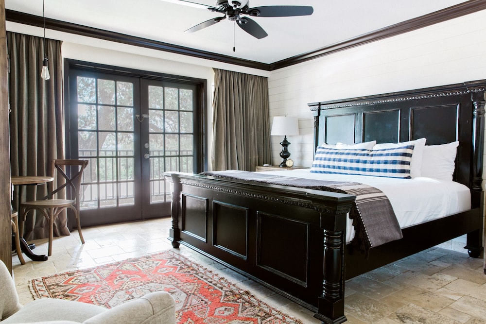 Classic Room, 1 King Bed photo 1