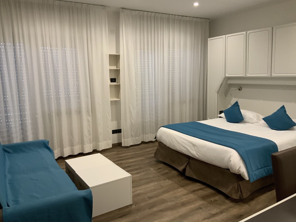 Family Room, 1 King Bed with Sofa bed, Non Smoking photo 2