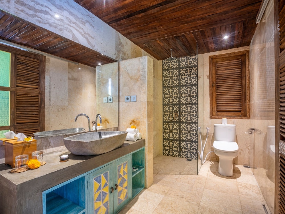 Suite - Photo 14