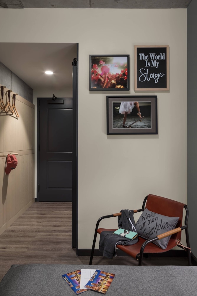 Room, 1 Queen Bed, City View (Corner) - Photo 4