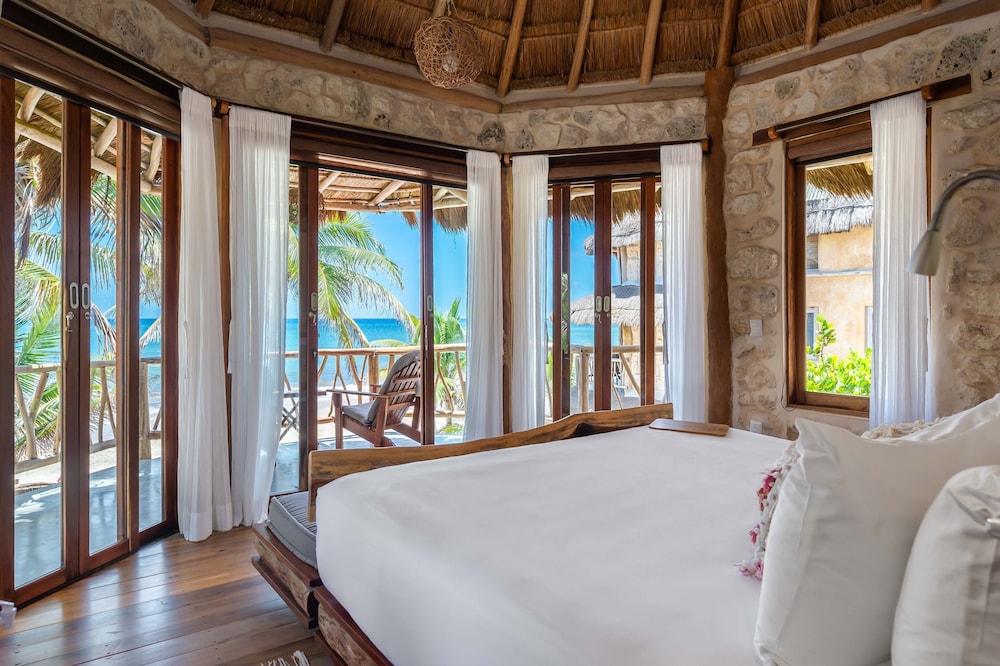 Suite, 1 King Bed, Beach View, Oceanfront