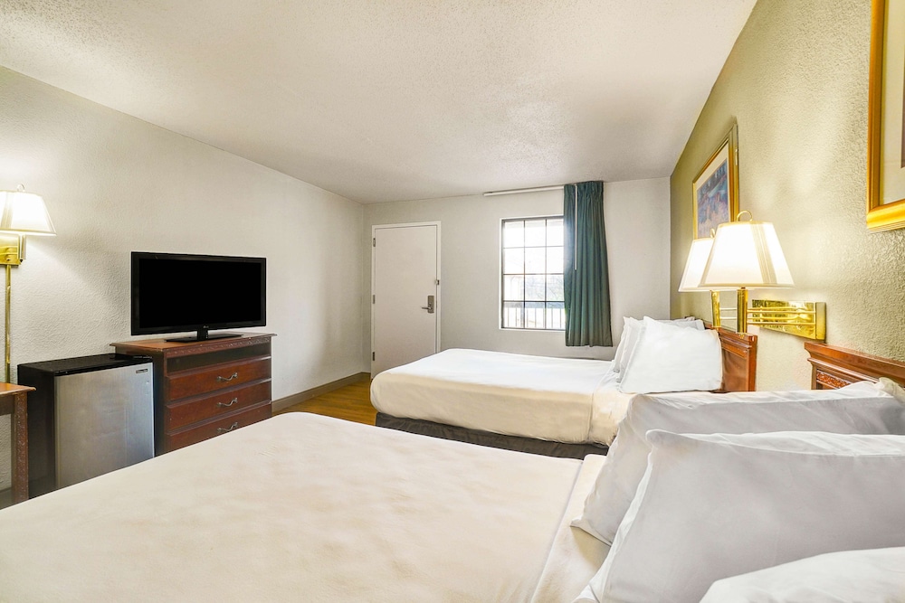 Deluxe Room, 2 Double Beds, Non Smoking, Refrigerator & Microwave - Photo 4