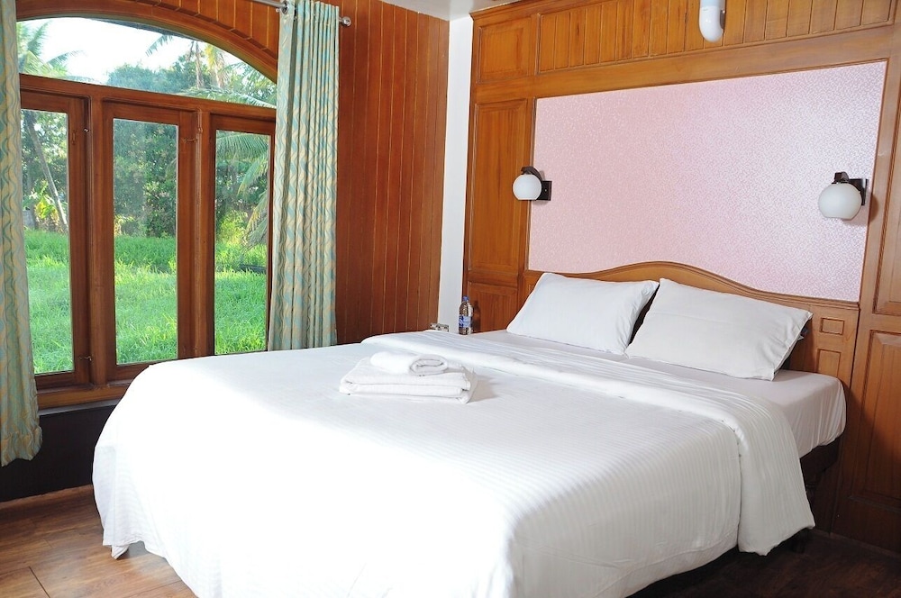 Triple Bed Deluxe A/C Houseboat (AC timings- 0800PM-0800AM)