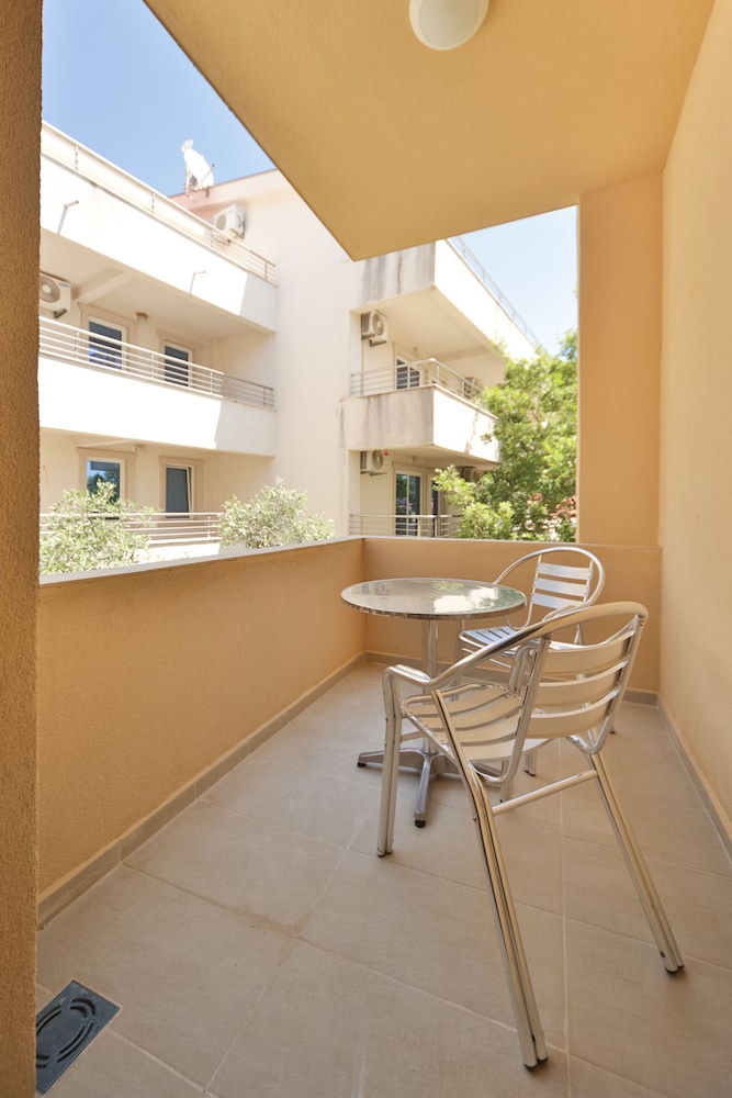 Apartment, Balcony, Garden View photo 2