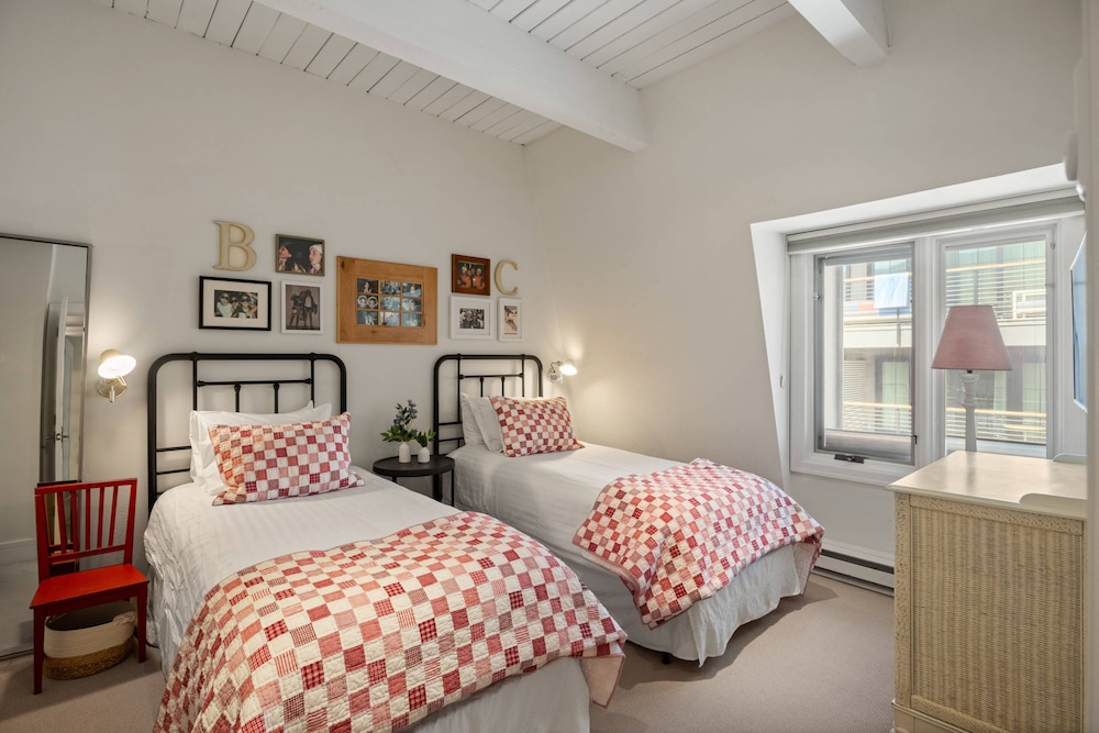 Condo (Chateau Dumont 16)