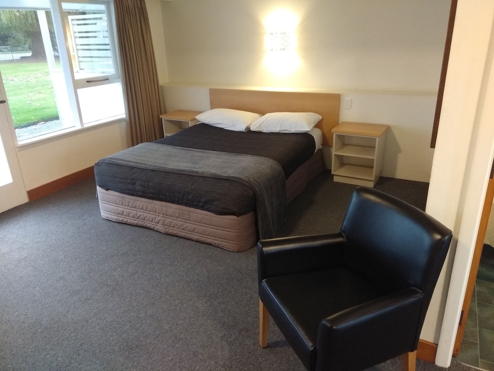 Room, Multiple Beds (Budget Queen and Single) photo 1