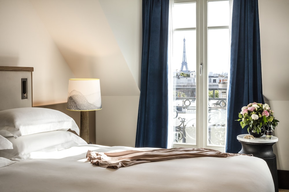 Eiffel Tower Suite thumbnail 6