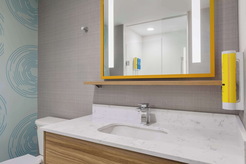 Room, 1 King Bed, Accessible, Bathtub photo 3